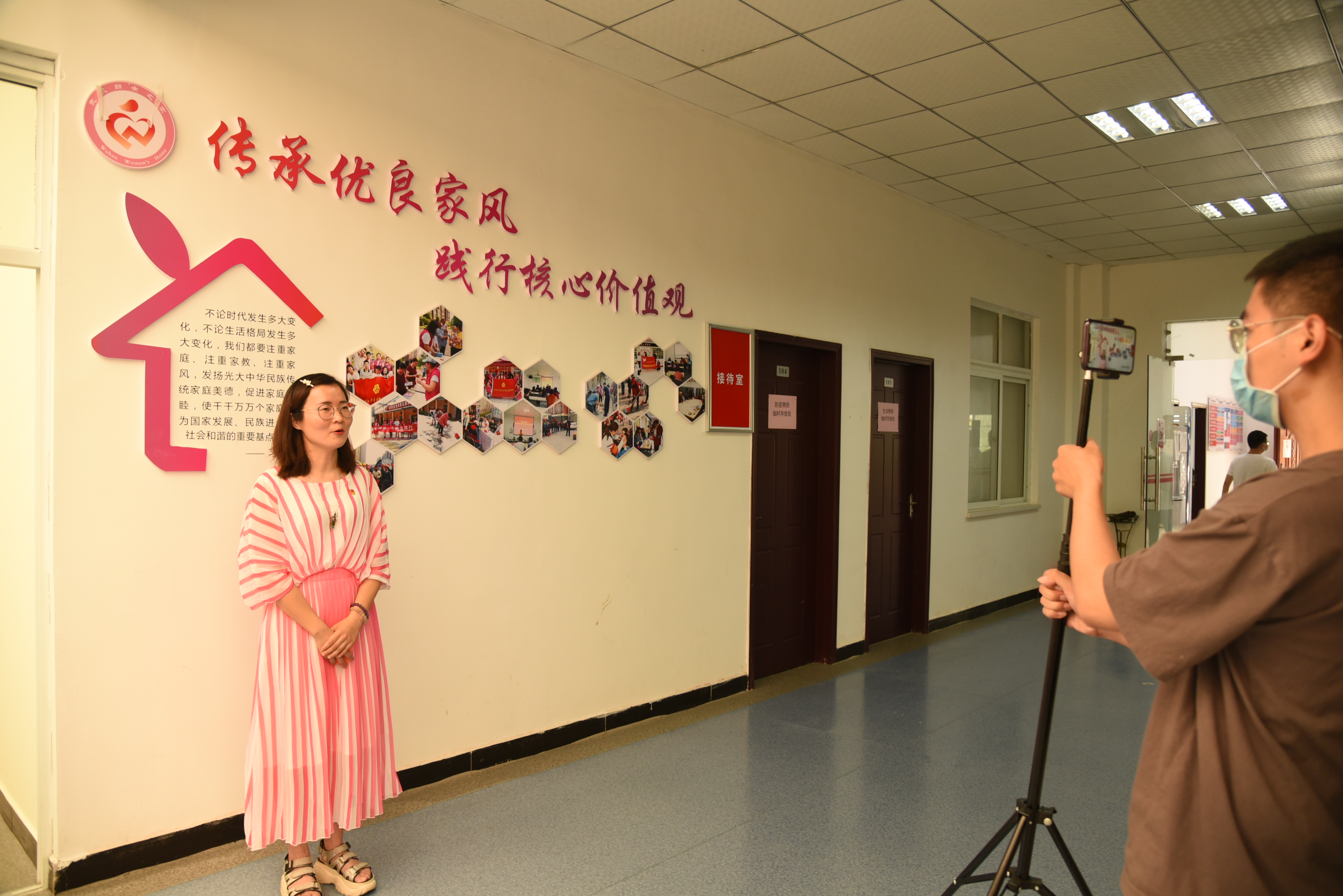漢黃社區婦聯主席江英主持直播活動.JPG