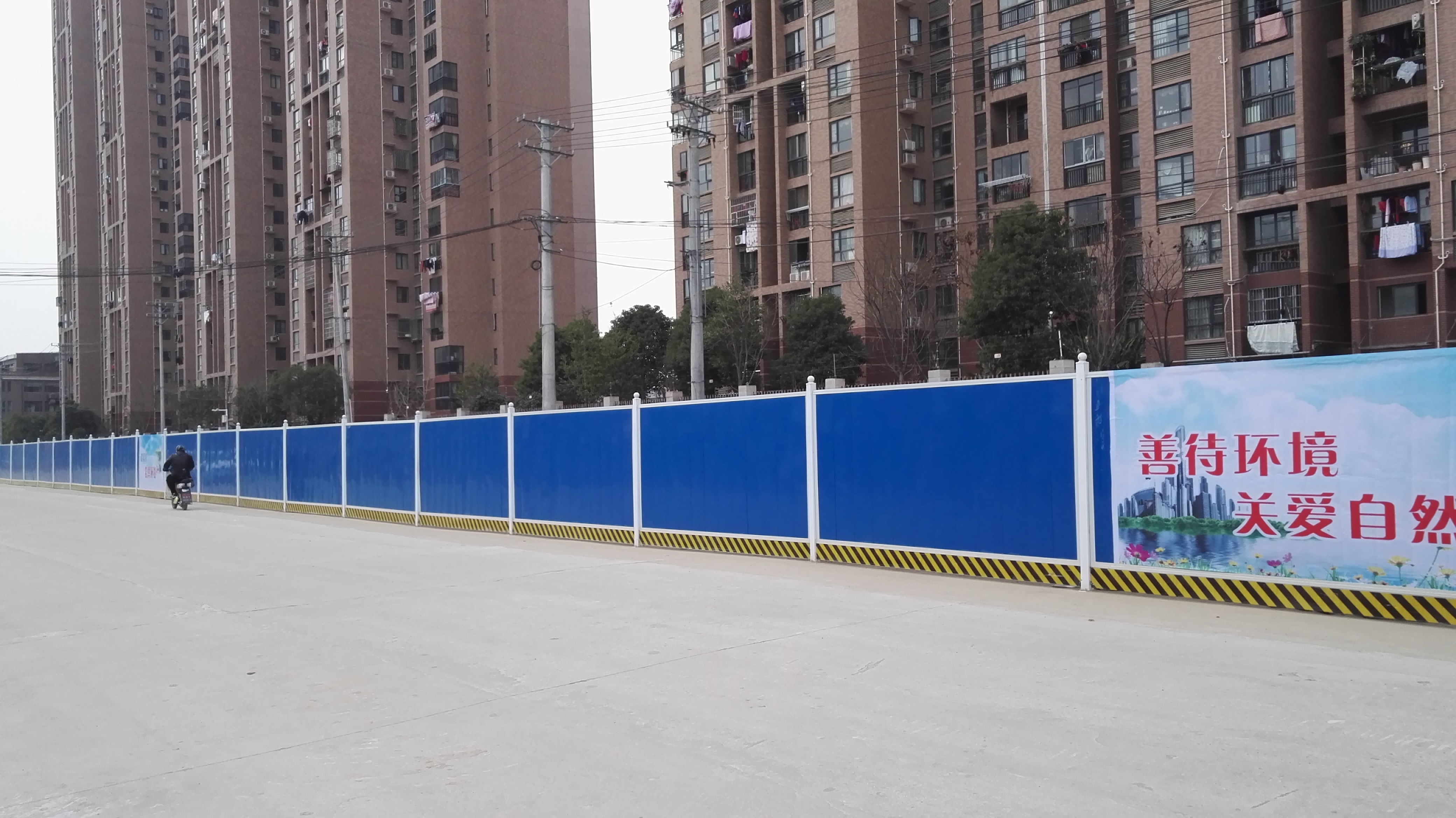 環境公司和諧大道新增圍擋——攝影：楊新濤.jpg