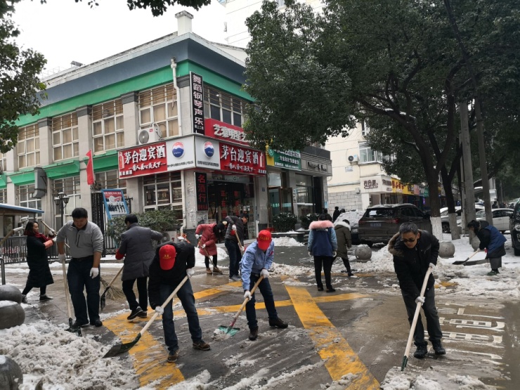 爆破公司志愿者走上街頭融雪除冰，彰顯企業社會責任 費涵雋拍攝.jpg
