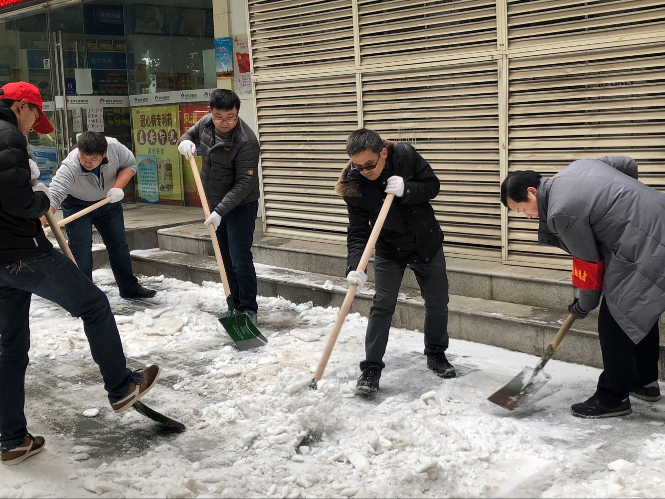 爆破公司志愿者走上街頭融雪除冰，彰顯企業社會責任  費涵雋拍攝.jpg
