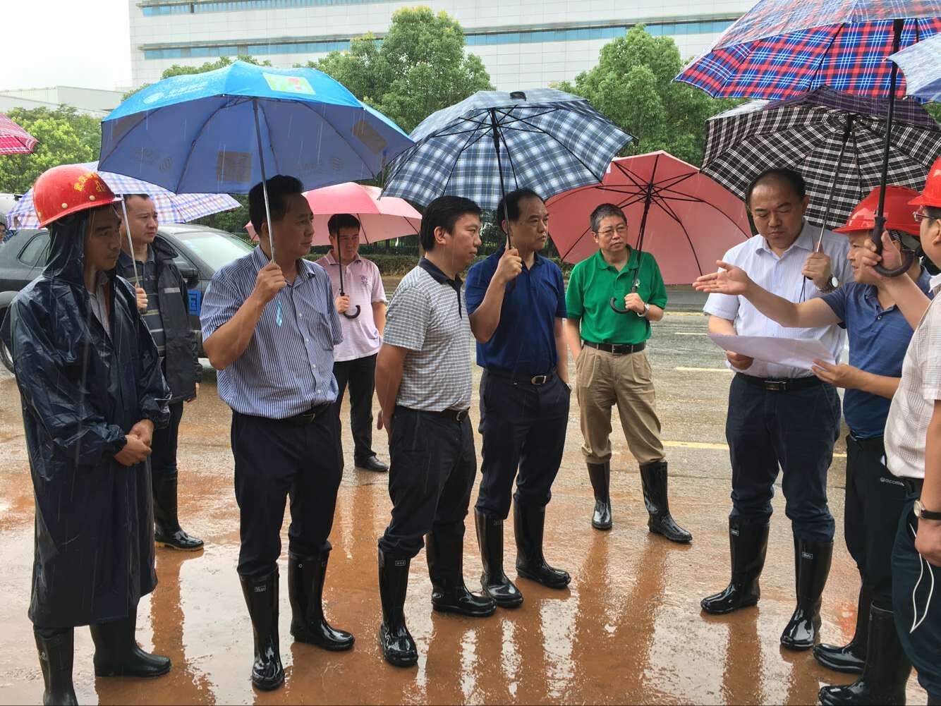 東湖高新區黨工委書記胡立山調研高新四路抗洪排澇情況.jpg