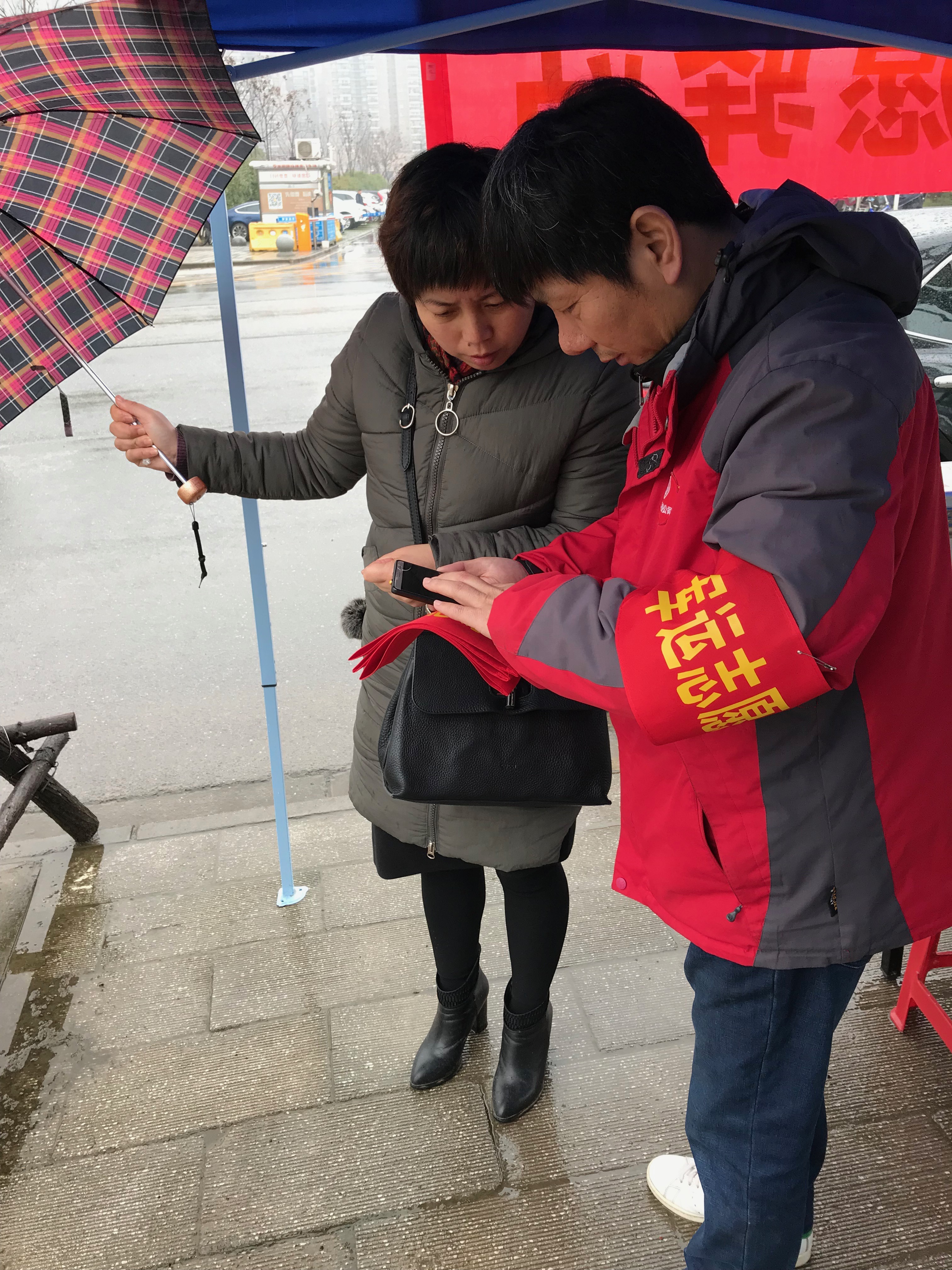 道橋六公司二環線（二七長江大橋武昌岸引橋-梨園通道）整治提升工程施工項目地鐵羅家港路的軍運志愿服務驛站。為路人指路。-wps圖片.png
