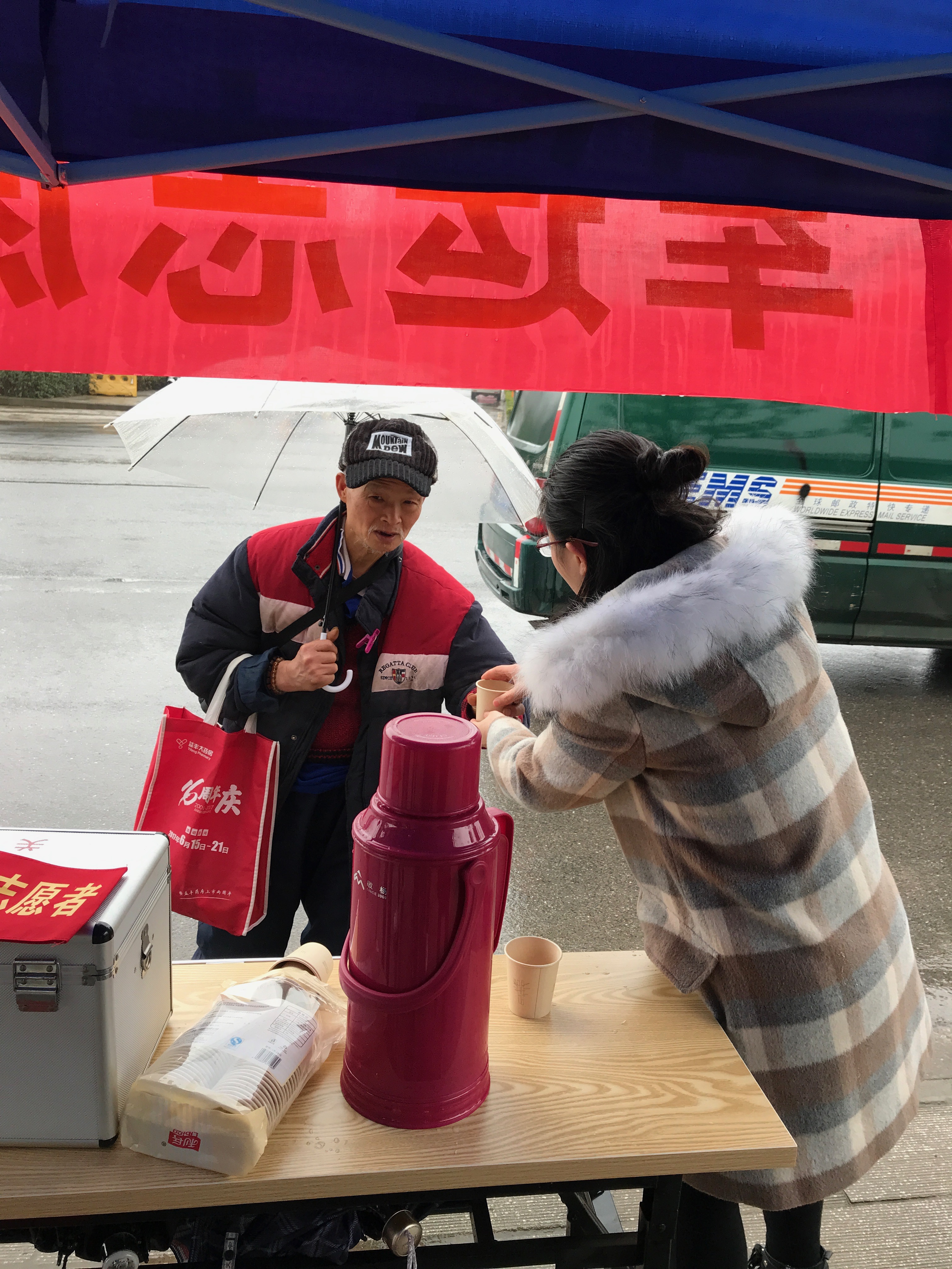 道橋六公司二環線（二七長江大橋武昌岸引橋-梨園通道）整治提升工程施工項目地鐵羅家港路的軍運志愿服務驛站。為路人提供熱水。-wps圖片.png