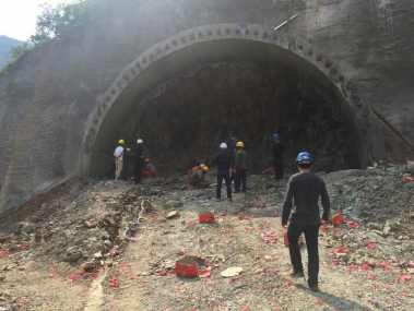 4月27日下午，路橋公司香溪長江公路大橋隧道試爆成功（圖：劉沖）2.png