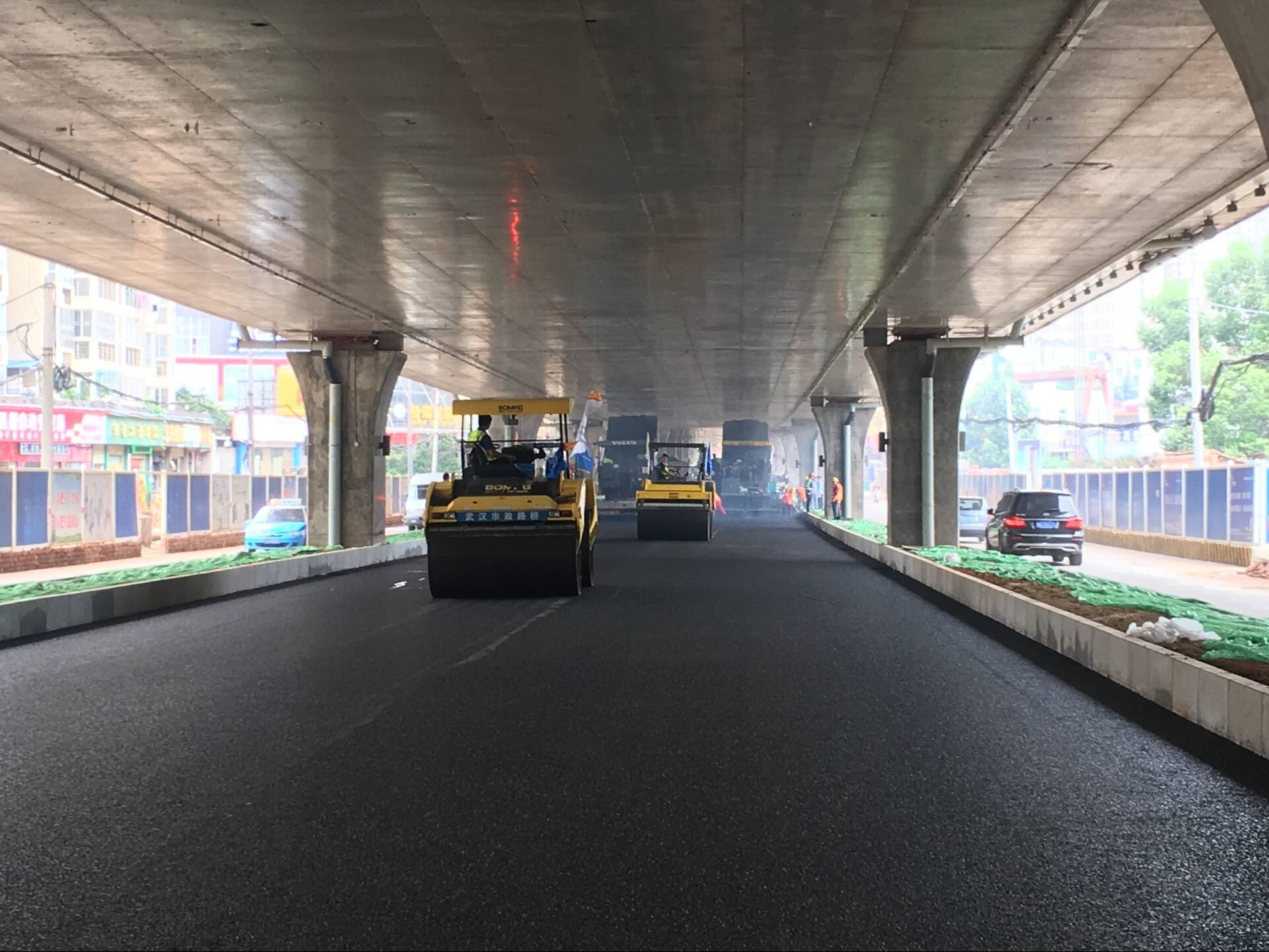 BRT試驗段攤鋪-機械.jpg