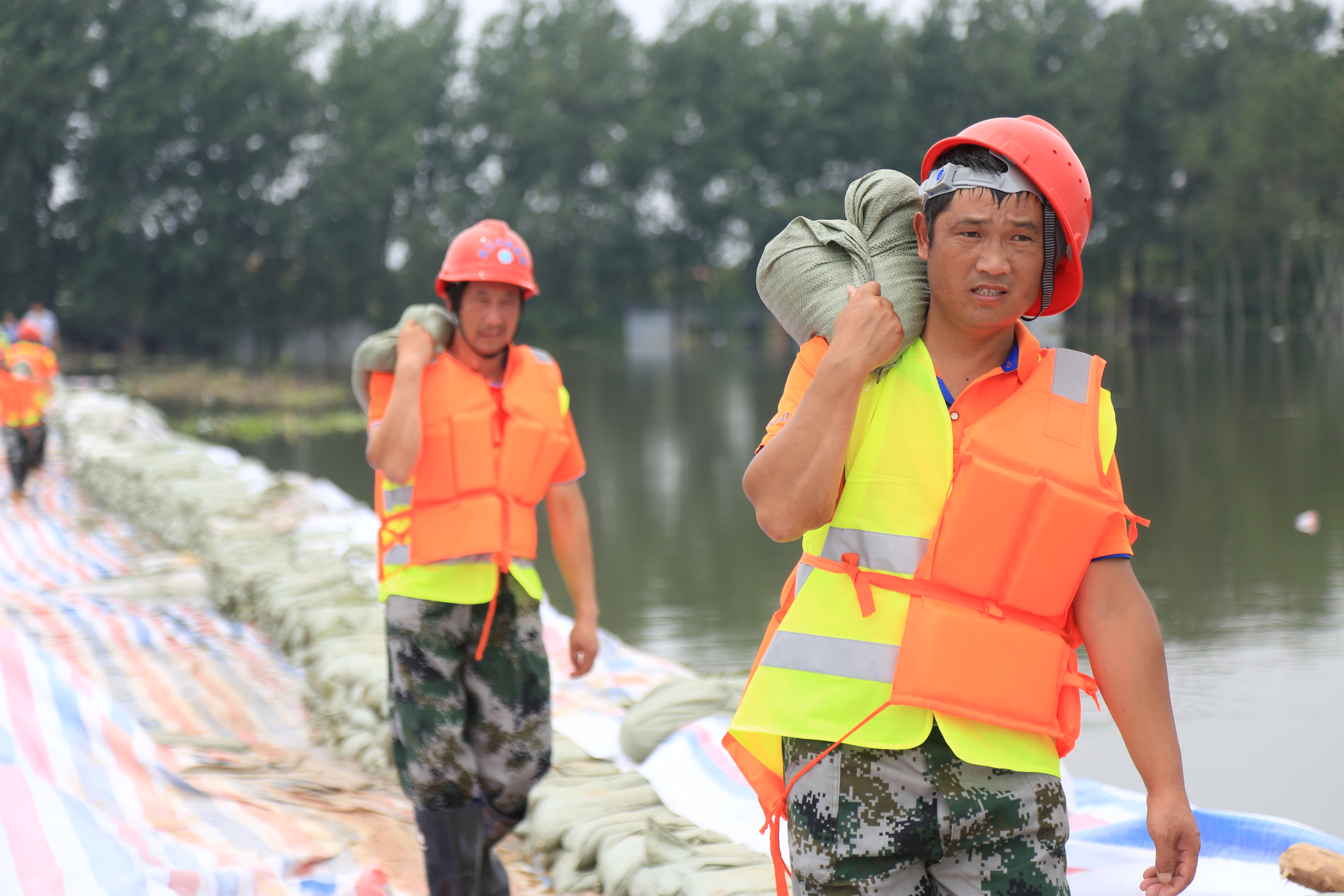 【童家湖搶險】32度高溫下的突擊隊員兩小時筑高堤壩20公分，隊員們全身汗如雨下.JPG