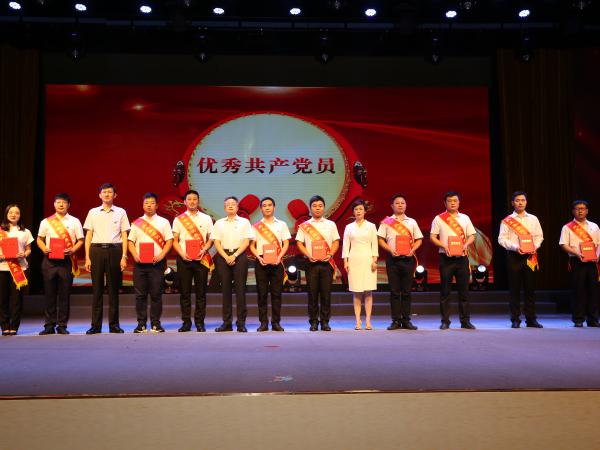 [s]航發集團副總經理賈永勝、總經濟師邢舟、總會計師王文珊為優秀共產黨員代表頒獎.jpg